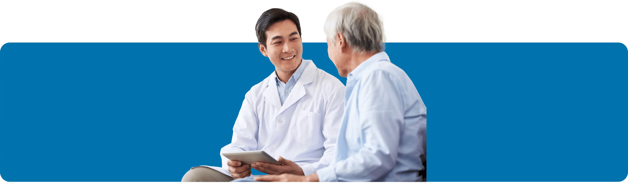 Un médecin souriant discutant avec un patient, illustration dun ecran avec une vue sur un backoffice de logiciel