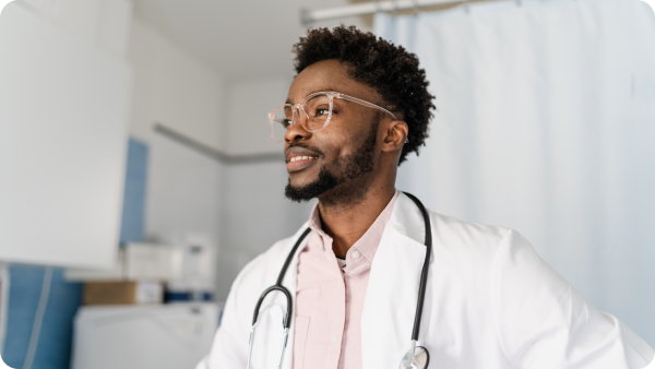 Un médecin regarde vers le futur