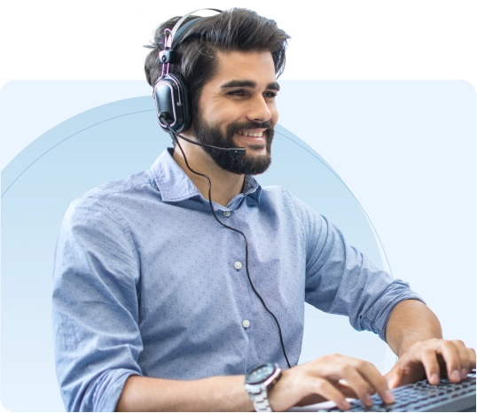 Un homme souriant travaillant dans un bureau avec un casque
