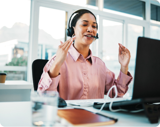 Femme au bureau parlant dans un casque d'écouteurs